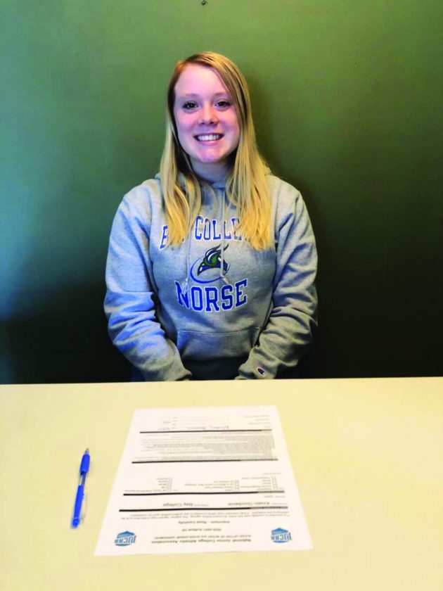 Goodacre signs at Bay | News, Sports, Jobs - Daily Press